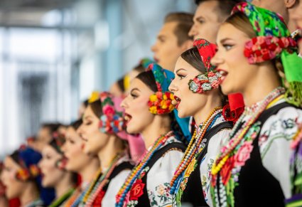 Zbliżenie na artystki chóru podczas koncertu