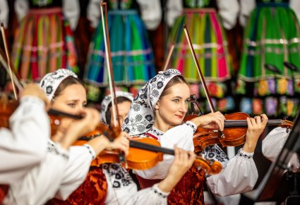 Zbliżenie na skrzypaczki podczas koncertu