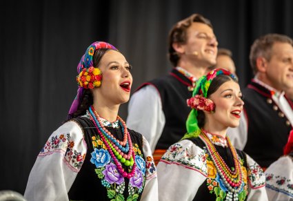 Zbliżenie na artystki chóru w kostiumach łowickich podczas koncertu