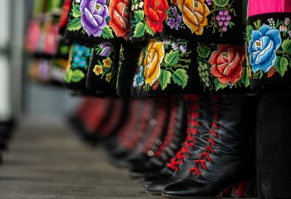 Zbliżenie na spódnice i buty kostiumu łowickiego