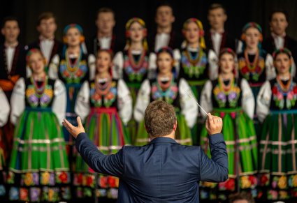 Dyrygent na tle chóru podczas koncertu