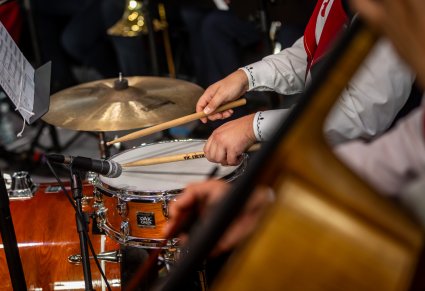 Zbliżenie na artystę grającego na werblu