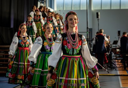 Artystki w kostiumach łowickich schodzące ze sceny