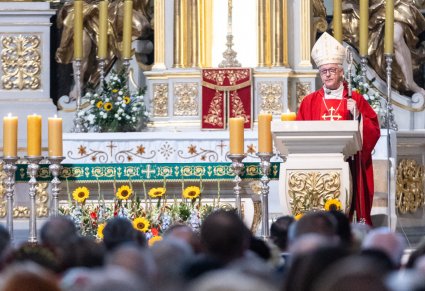 Duchowny na mównicy podczas mszy