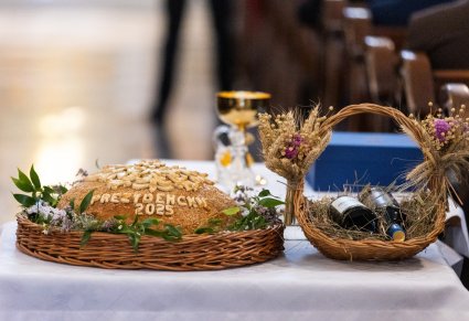 Dożynkowy bochen chleba i wino