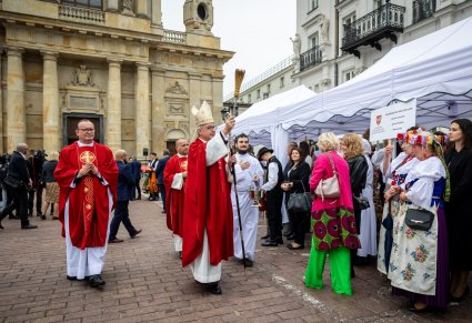 Duchowny podczas święcenia przed kościołem