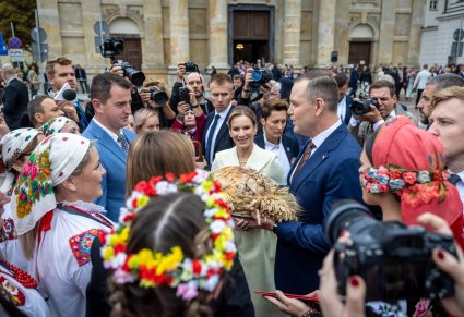 Para prezydencka z dożynkowym chlebem rozmawiająca z uczestnikami dożynek