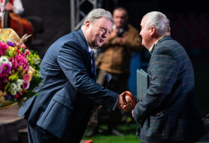 Uścisk dłoni między dwoma mężczyznami