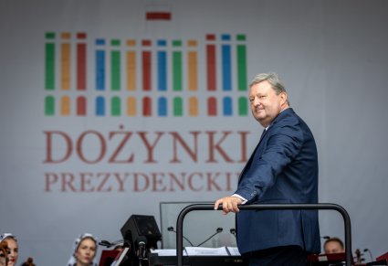 Dyrygent zespołu "Mazowsze" przed koncertem