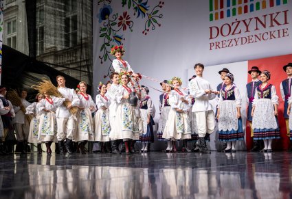 Artyści zespołu "Mazowsze" w obrzędzie dożynkowym