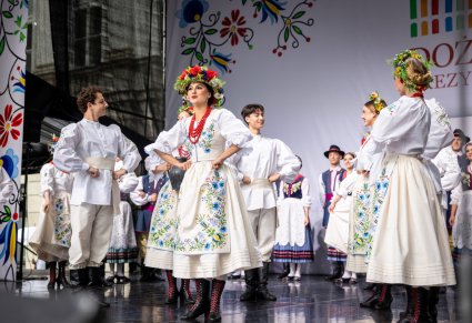 Artyści zespołu "Mazowsze" w obrzędzie dożynkowym