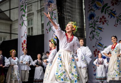 Zbliżenie na artystkę zespołu "Mazowsze" w obrzędzie dożynkowym