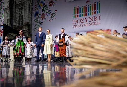 Para Prezydencka na scenie z zespołem "Mazowsze"