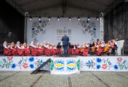 Dyrygent i orkiestra podczas koncertu