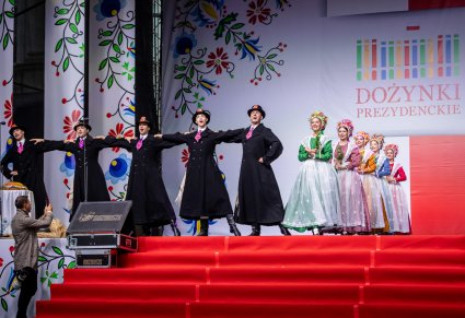 Tancerze w kostiumach bamberskich wchodząca na scenę, w tyłu widoczne tancerki