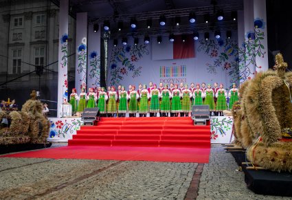 Chór w kostiumach kurpiowskich podczas występu