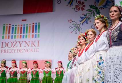 Zbliżenie na zespół „Mazowsze ” na scenie