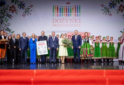 Para Prezydencka i zespół „ Mazowsze” na scenie w pamiątkowym zdjęciu