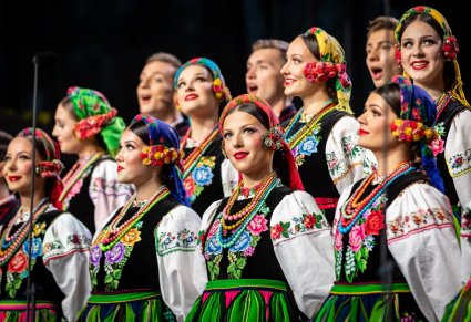 Zbliżenie na chór w kostiumach łowickich