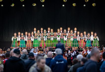 Widownia i chór w kostiumach łowickich podczas koncertu