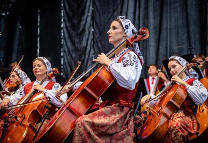Zbliżenie na artystkę orkiestry grającą na kontrabasie