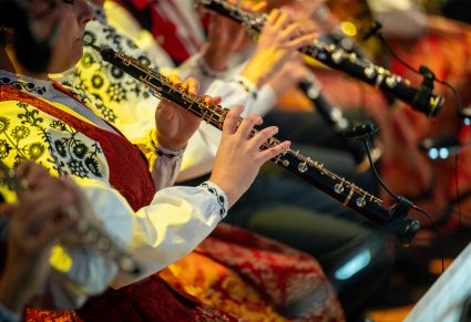 Zbliżenie na artystki orkiestry grające na klarnetach