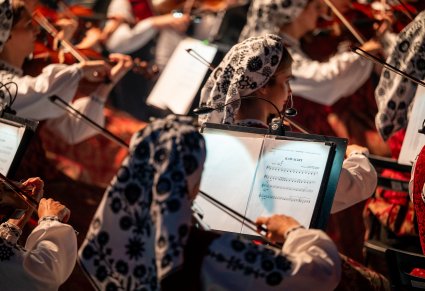 Zbliżenie na skrzypaczki podczas koncertu