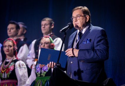 Przemówienie podczas koncertu, w tle widoczny chór