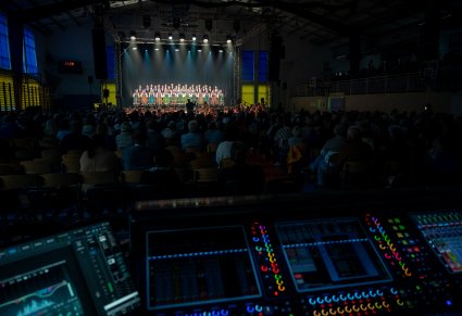 Widok na scenę z z występującym chórem ze stanowiska technicznego