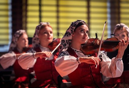 Zbliżenie na skrzypaczki podczas koncertu