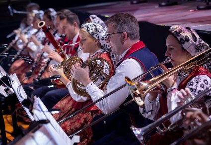 Zbliżenie na artystów orkiestry