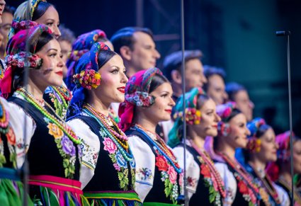 Zbliżenie na chór podczas koncertu