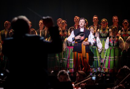 Chór i dyrygent podczas występu