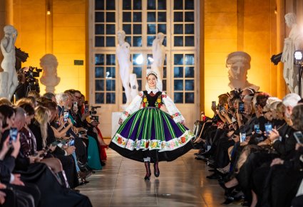 artystka Mazowsza w kostiumie kocierzewskim na wybiegu