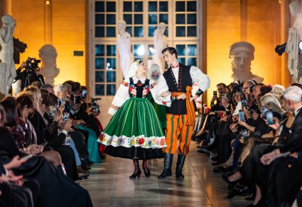 Artyści Mazowsza w kostiumach kocierzewskich na wybiegu