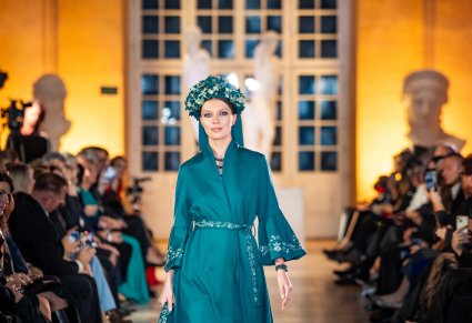 Modelka prezentuje jeden ze strojów z nowej kolekcji zespołu Mazowsze