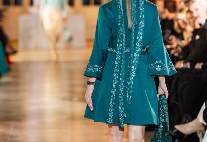 Modelka prezentuje jeden ze strojów z nowej kolekcji zespołu Mazowsze