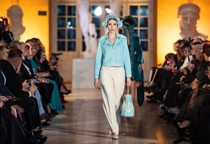 Modelka prezentuje jeden ze strojów z nowej kolekcji zespołu Mazowsze