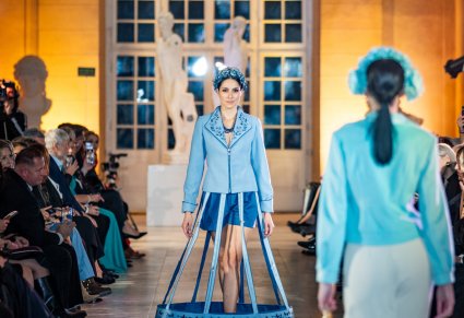 Modelki prezentują stroje z nowej kolekcji zespołu Mazowsze