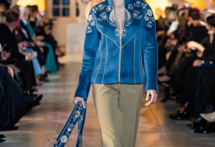 Modelka prezentuje jeden ze strojów z nowej kolekcji zespołu Mazowsze