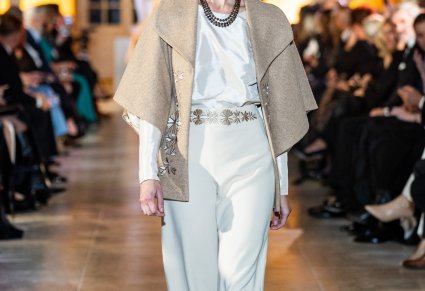 Modelka prezentuje jeden ze strojów z nowej kolekcji zespołu Mazowsze