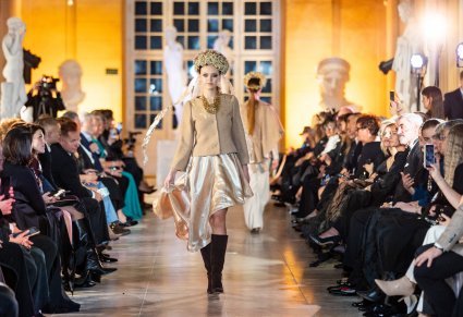 Modelka prezentuje jeden ze strojów z nowej kolekcji zespołu Mazowsze