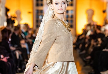 Modelki prezentują stroje z nowej kolekcji zespołu Mazowsze