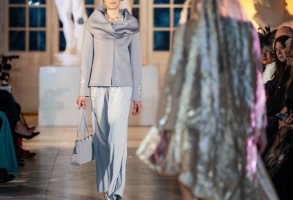 Modelki prezentują stroje z nowej kolekcji zespołu Mazowsze