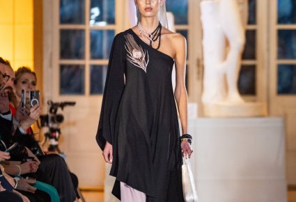 Modelka prezentuje jeden ze strojów z nowej kolekcji zespołu Mazowsze