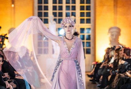 Modelka prezentuje jeden ze strojów z nowej kolekcji zespołu Mazowsze