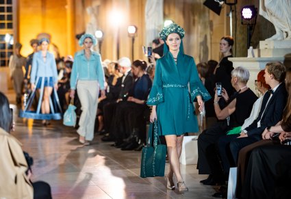 Modelki prezentują stroje z nowej kolekcji zespołu Mazowsze