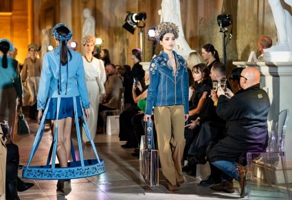 Modelki prezentują stroje z nowej kolekcji zespołu Mazowsze