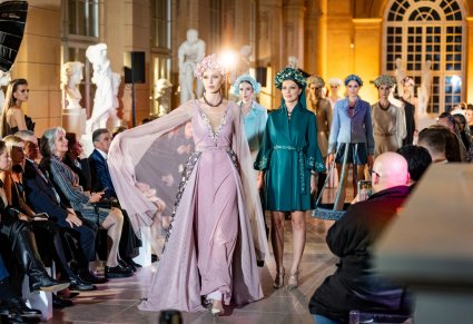 Modelki prezentują stroje z nowej kolekcji zespołu Mazowsze