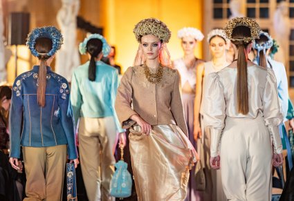 Modelki prezentują stroje z nowej kolekcji zespołu Mazowsze